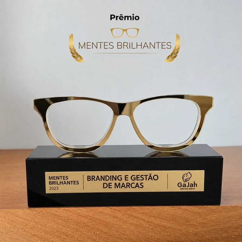 Troféu do Prémio Mentes Brilhantes 2023, categoria Branding e Gestão de Marcas, com o logótipo da GaJah na placa