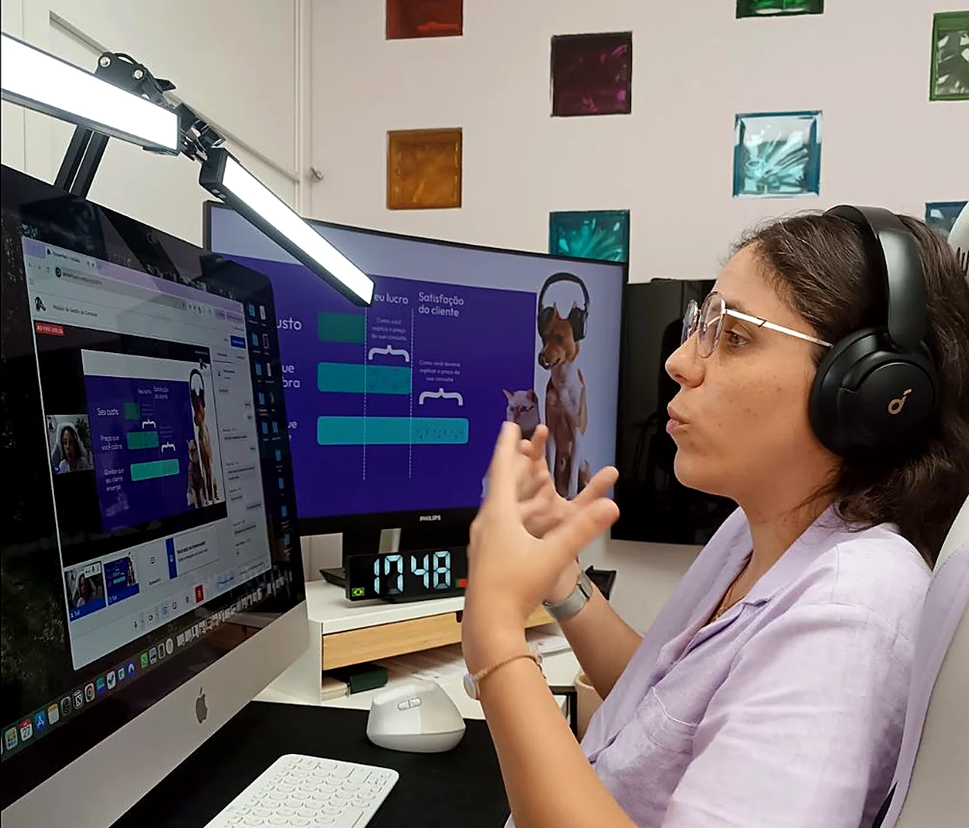 Tali Vasquez a dar uma aula online com auscultadores
