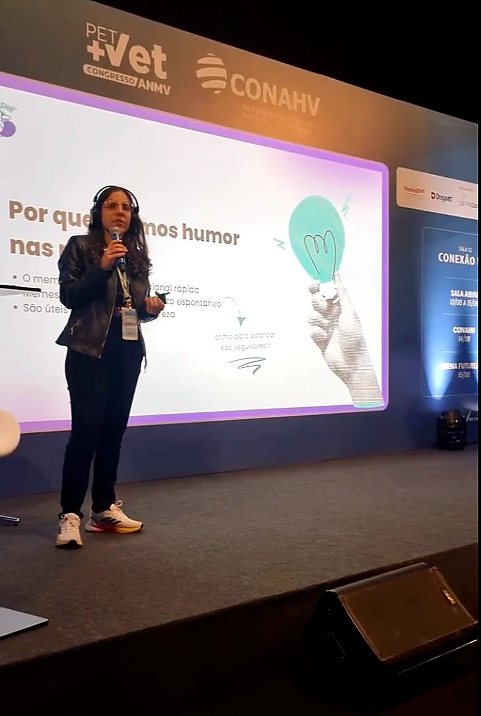 Tali Vasquez a dar uma palestra no palco de um congresso veterinário