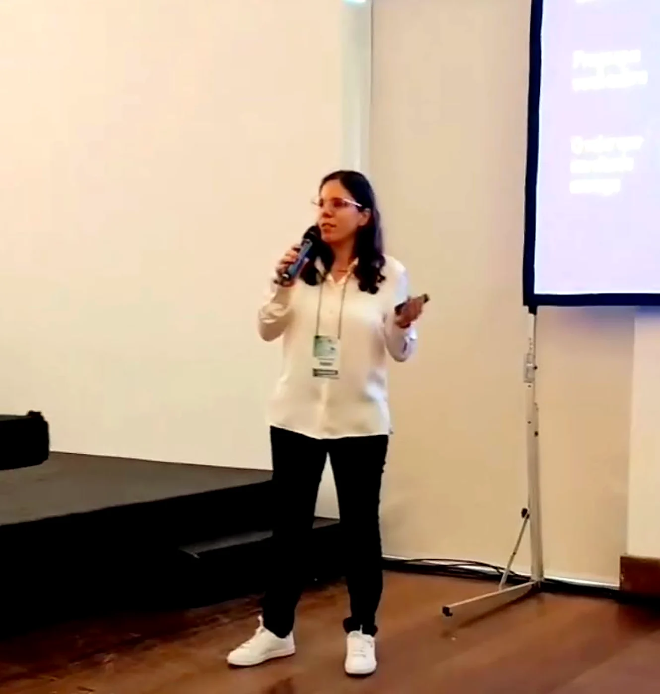 Tali Vasquez a dar uma palestra ao microfone