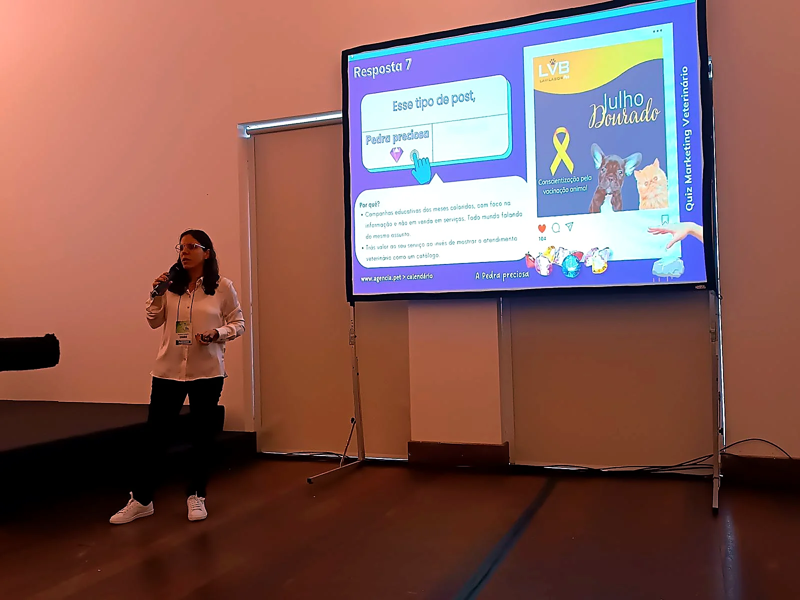 Tali Vasquez a apresentar diapositivos sobre conteúdo para redes sociais