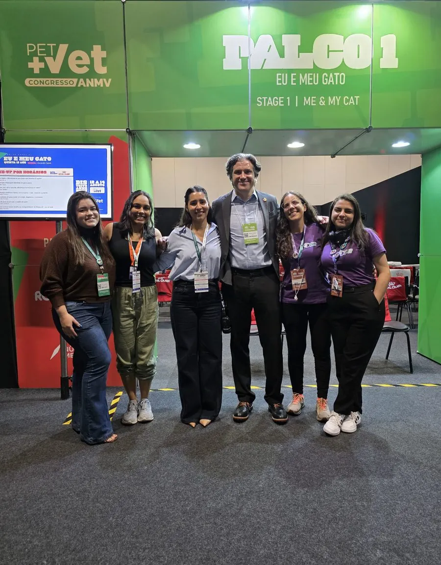 Equipa da Agência Pet no Congresso Pet Vet da ANMV, em frente ao palco Eu e Meu Gato